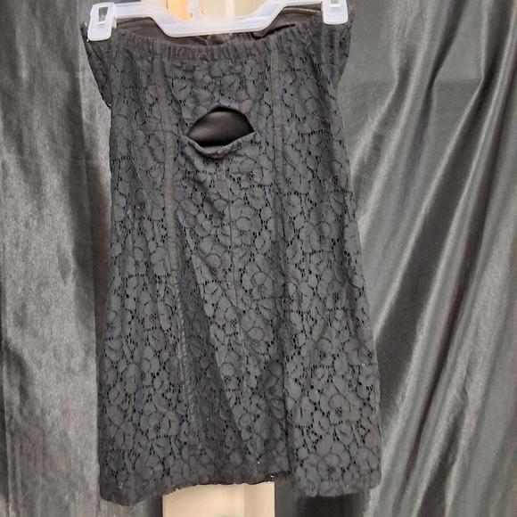 Elegant Black Lace Strapless Dress - Picture 5 of 8